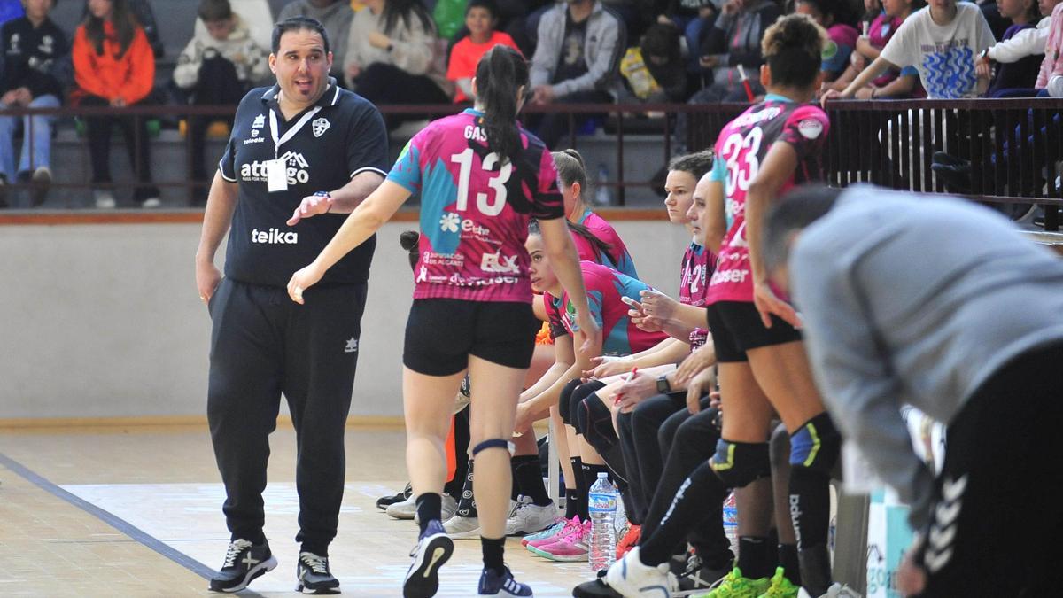 Joaquín Rocamora dando instrucciones, durante el choque del pasado domingo, frente al Skopje de Macedonia