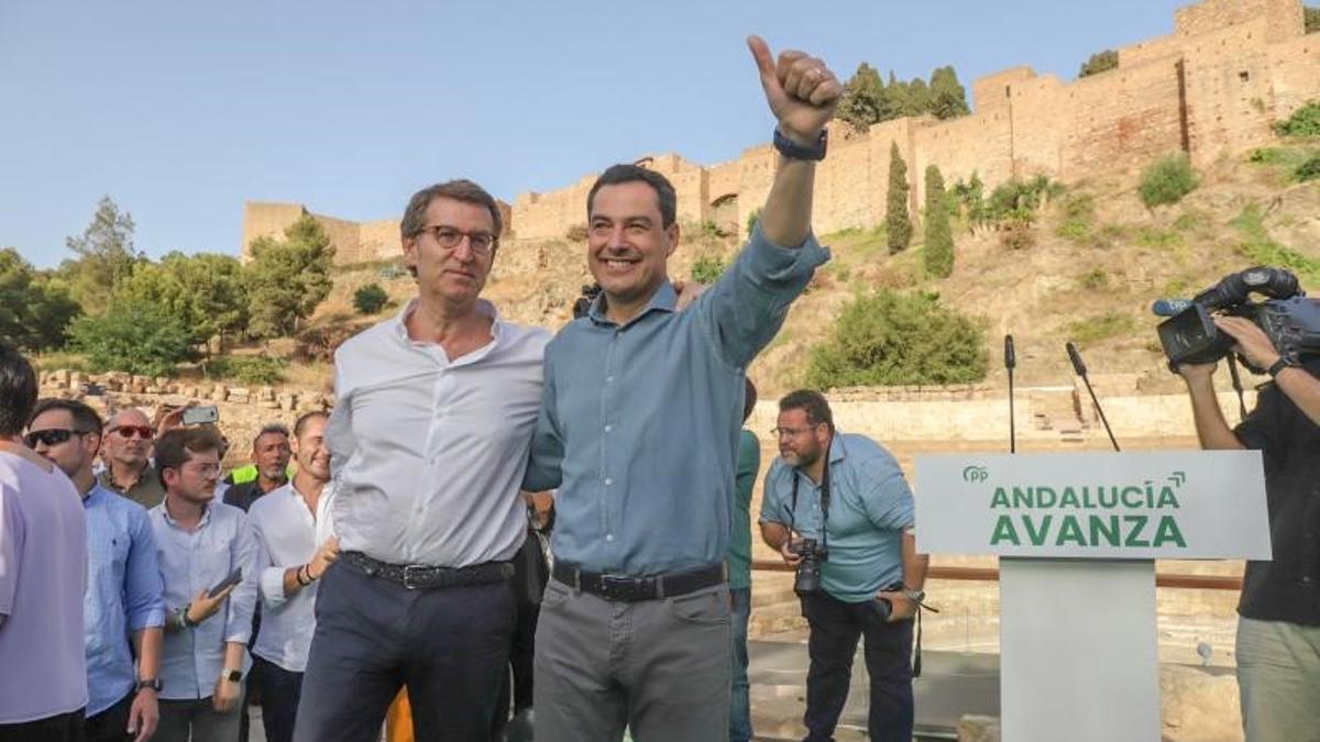 El líder del PP, Alberto Núñez Feijóo, junto al presidente de la Junta de Andalucía y candidato a la reelección, Juanma Moreno, en la clausura del mitin central de campaña de estas autonómicas, este 11 de junio de 2022 en Málaga.