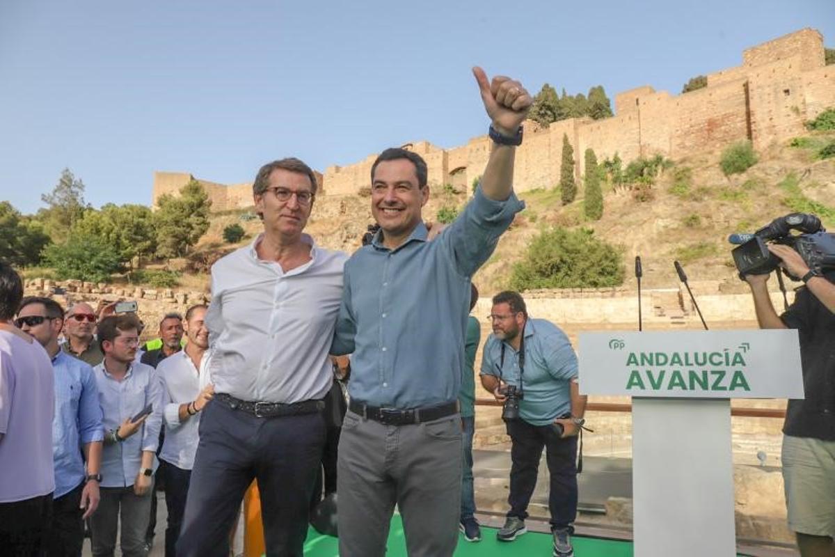 El líder del PP, Alberto Núñez Feijóo, junto al presidente de la Junta de Andalucía y candidato a la reelección, Juanma Moreno, en la clausura del mitin central de campaña de estas autonómicas, este 11 de junio de 2022 en Málaga. El líder del PP, Alberto Núñez Feijóo, junto al presidente de la Junta de Andalucía y candidato a la reelección, Juanma Moreno, en la clausura del mitin central de campaña de estas autonómicas, este 11 de junio de 2022 en Málaga.