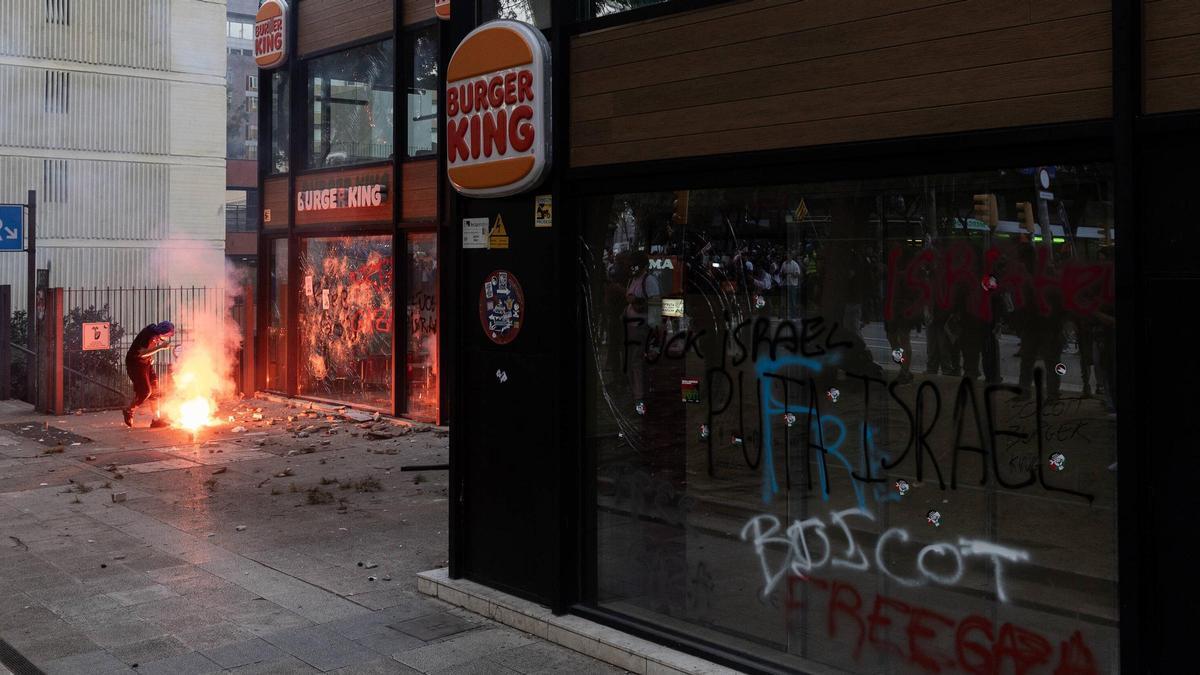 Participantes en la manifestación por Palestina causan destrozos en algunos comercios