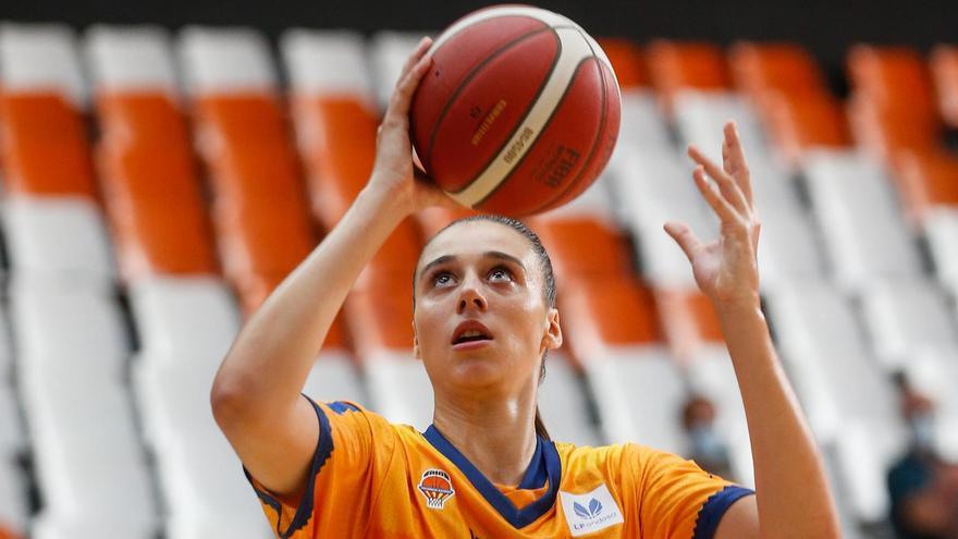 Raquel Carrera, durante el calentamiento en la presentación en La Fonteta.