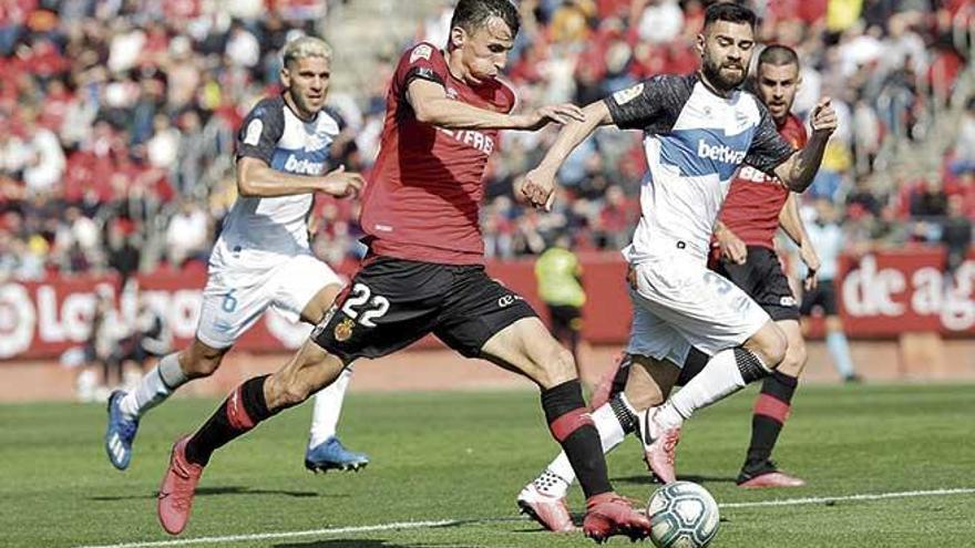 Budimir conduce el balón en el encuentro disputado en Son Moix entre el Mallorca y el Alavés (1-0) de la segunda vuelta.
