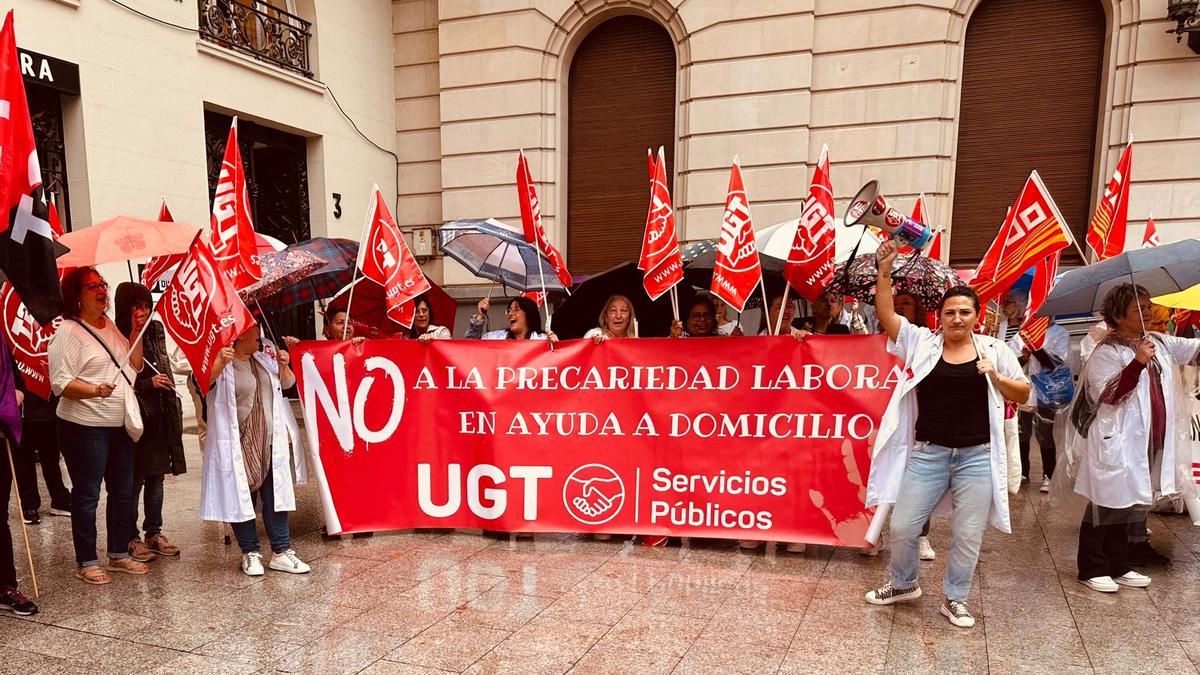 Las trabajadoras de ayuda a domicilio vuelven a la calle "ante la ...