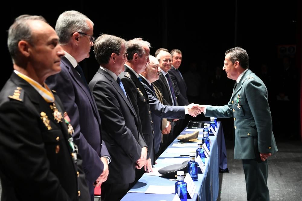 El acto institucional, en el Teatro Rosalía de Castro, ha sido presidido por el Delegado del Gobierno en Galicia.