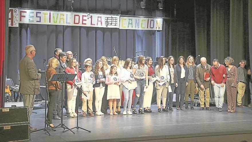 Dos niñas se alzan ganadoras del IV Festival Infantil de la Canción