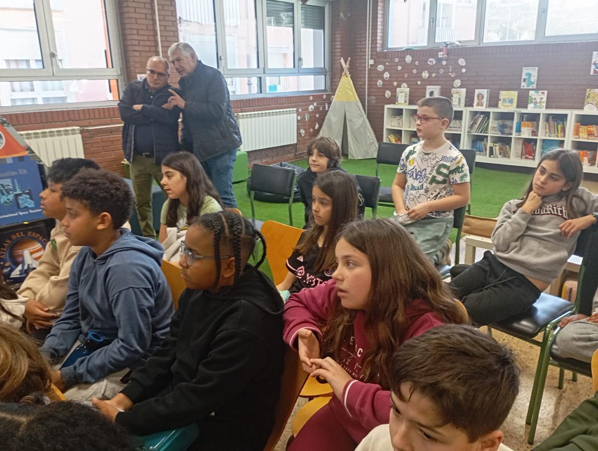 Parte del alumnado de Quinto del Marcelo Gago, atento a la explicación por videoconferencia sobre la isla Decepción.