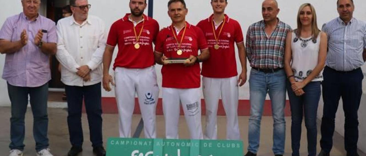 El equipo de Alfara de la Baronia, con el trofeo que le acredita como campeón.