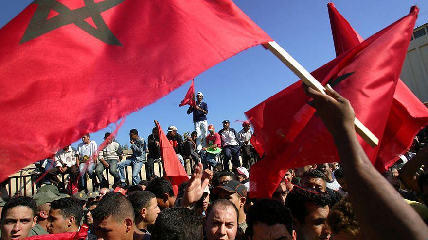 Manifestantes marroquíes en la frontera de Melilla durante una protesta para reclamar la anexión de Ceuta y Melilla a Marruecos coincidiendo con la visita de los reyes a la ciudad autónoma en 2007.