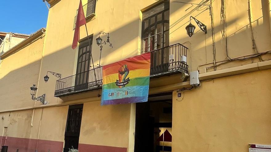 Xàtiva reparte banderas LGTBIQ+ para colgar en los balcones