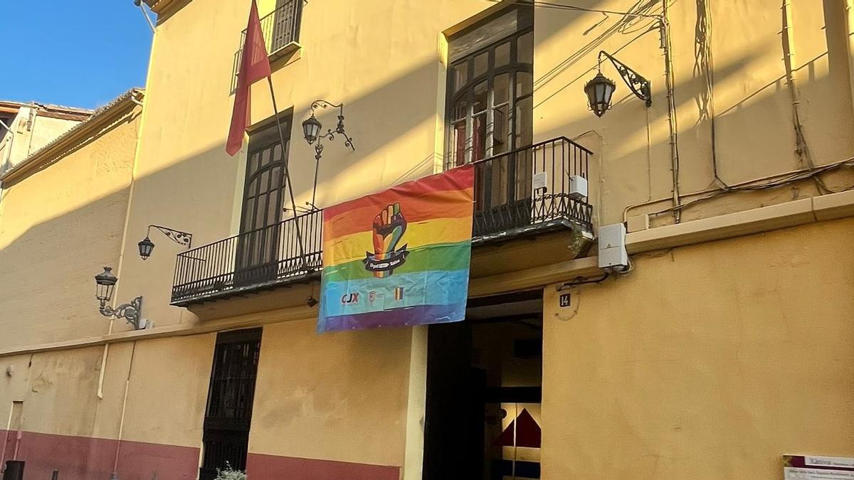 La Casa de la Joventut, con la bandera LGTBIQ+-