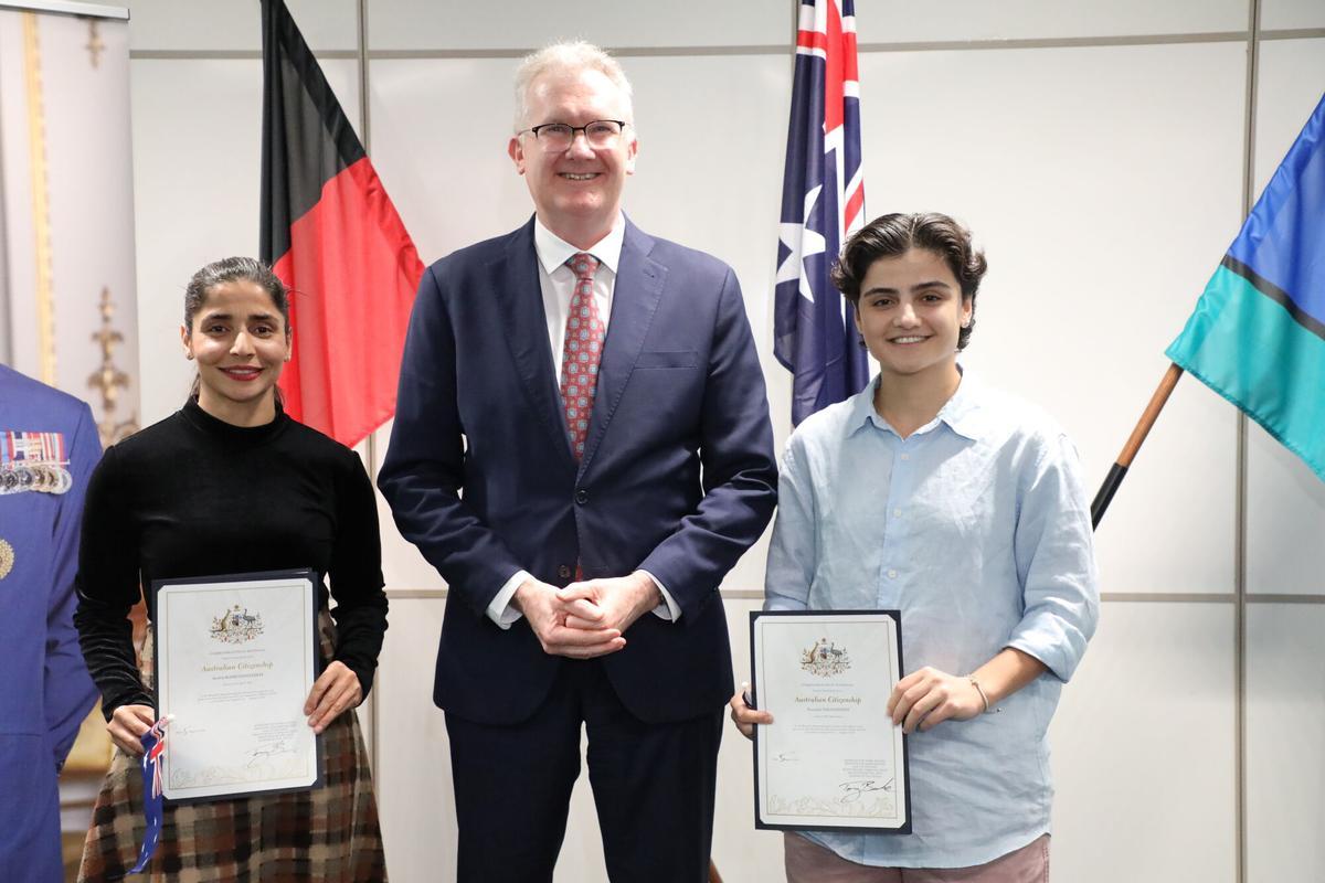 Fotografía cedida por el ministerio de Interior de Australia de su ministro Tony Burke posando junto a las futbolistas iraníes Fatemeh Pasandideh (d) y Atefeh Ramezanisadeh durante una ceremonia este jueves, en Brisbane (Australia). Pasandideh y Ramezanisadeh, que solicitaron asilo en Australia tras negarse a cantar su himno nacional durante la Copa Asiática femenina este año, obtuvieron la ciudadanía australiana. EFE/ Ministerio de Interior de Australia / SOLO USO EDITORIAL/ NO VENTAS/ SOLO DISPONIBLE PARA ILUSTRAR LA NOTICIA QUE ACOMPAÑA (CRÉDITO OBLIGATORIO). SOLO USO EDITORIAL/ NO VENTAS/ SOLO DISPONIBLE PARA ILUSTRAR LA NOTICIA QUE ACOMPAÑA (CRÉDITO OBLIGATORIO)