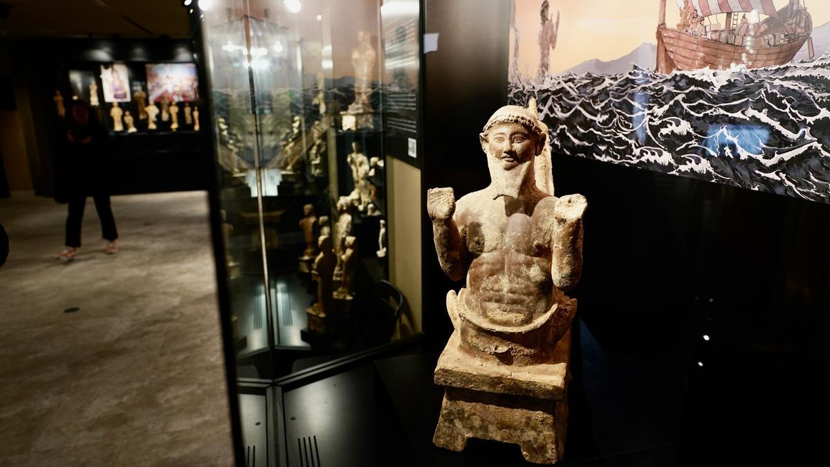 Figura de terracota de un tritón, un dios marino fenicio, con las dos manos levantadas en señal de protección. Colección Ifergán.