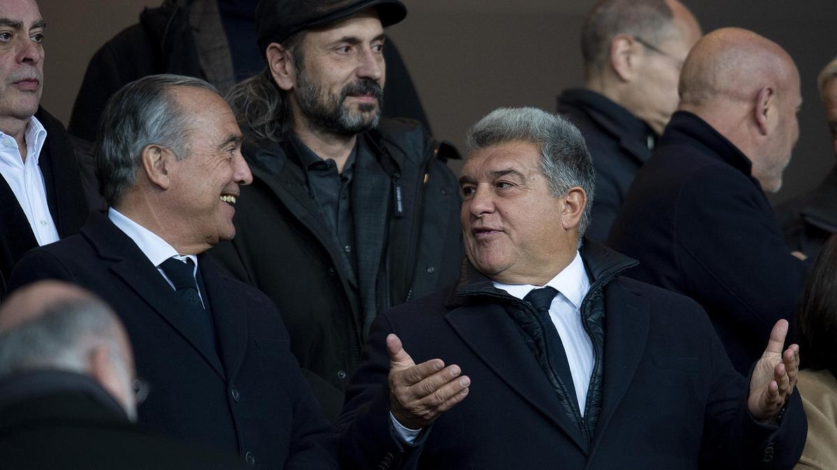 Laporta junto a Yuste, el vicepresidente deportivo del Barça, durante el encuentro contra el Granada en Montjuïc.