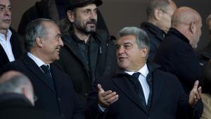 Laporta junto a Yuste, el vicepresidente deportivo del Barça, durante el encuentro contra el Granada en Montjuïc.