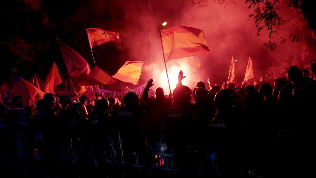 La ira de la derecha contra la amnistía se ha desbordado en la noche de este lunes en la calle Ferraz de Madrid. Los antidisturbios de la Policía Nacional han terminado disolviendo con porras, humo y gas picante una concentración que cercaba a la sede federal del PSOE.