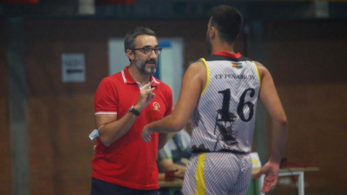 Pablo Orozco da instrucciones a José Varo durante un partido.