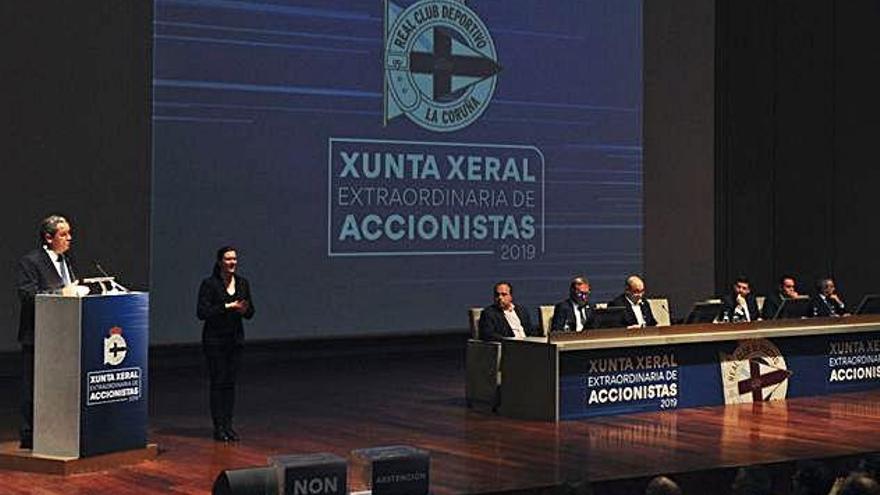 Tino Fernández, a la izquierda, en su discurso de despedida compo presidente, con los integrantes del consejo sentados a la mesa presidencial.
