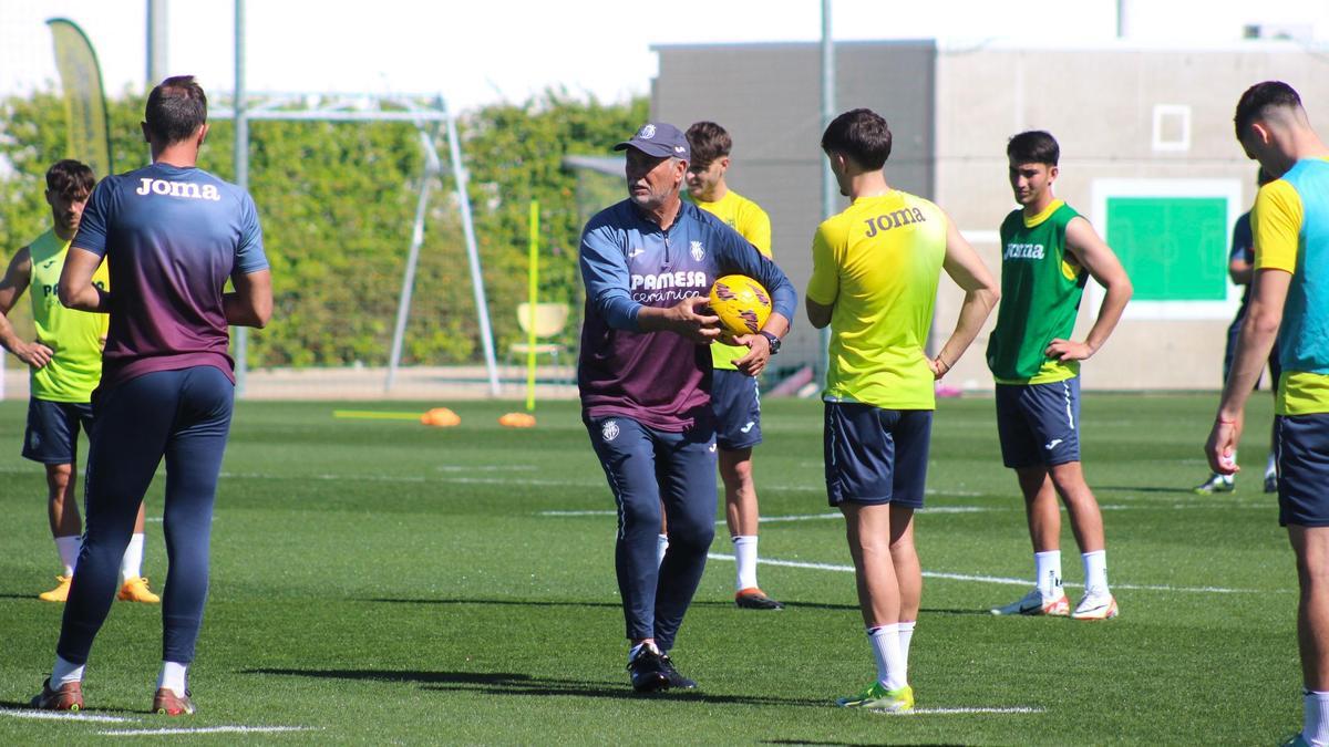 Miguel Álvarez da instrucciones a sus jugadores en el entrenamiento del pasado miércoles.