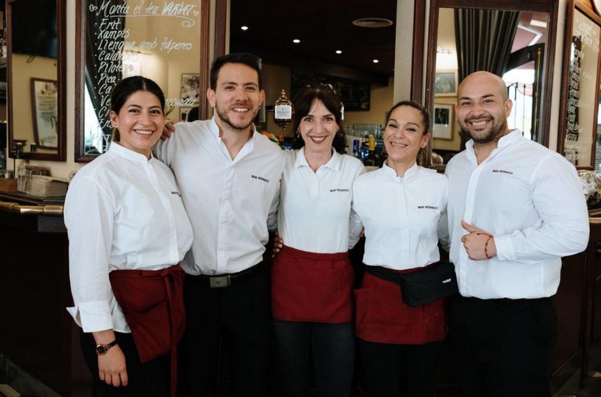 Trabajadores del turno de mañana, en el local