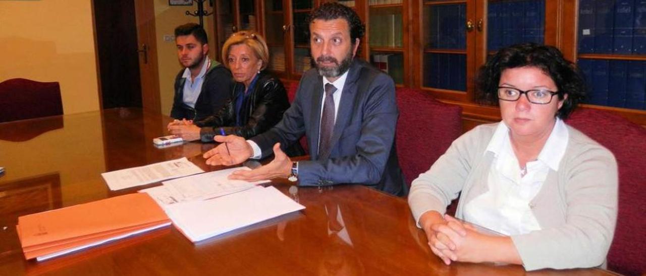 Pelayo Suárez, Amparo Antuña, Inaciu Iglesias y Ana González, cuando anunciaron la denegación del plan de empleo.