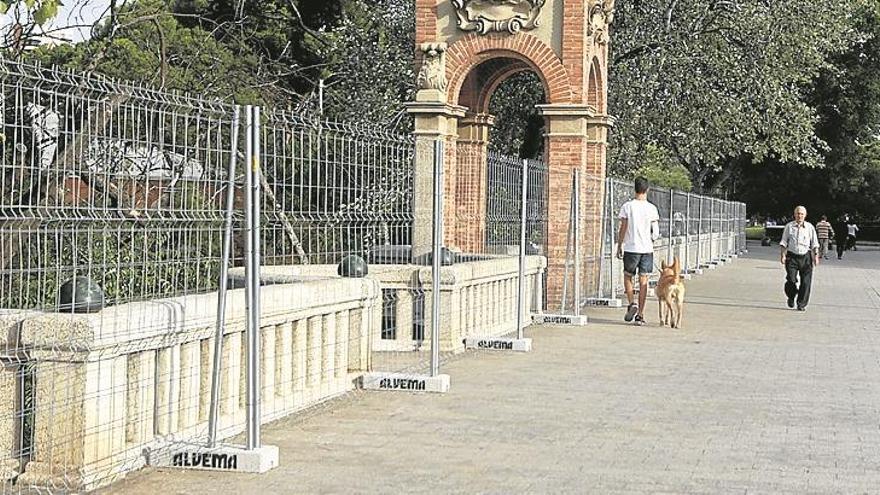 La nueva balaustrada del puente de los Cantautores supera el metro