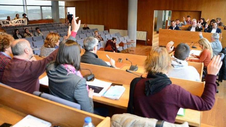 Un momento del pleno de ayer en Cangas. // Gonzalo Núñez