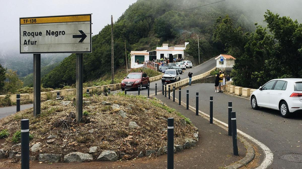 Acceso desde la carretera insular a los caseríos de Roque Negro y Afur, en Anaga.