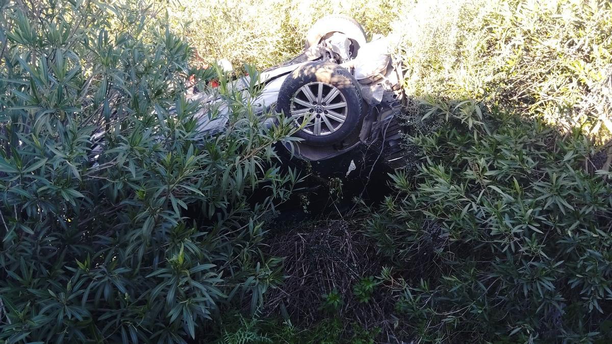 El coche ha quedado volcado tras salirse de la vía.