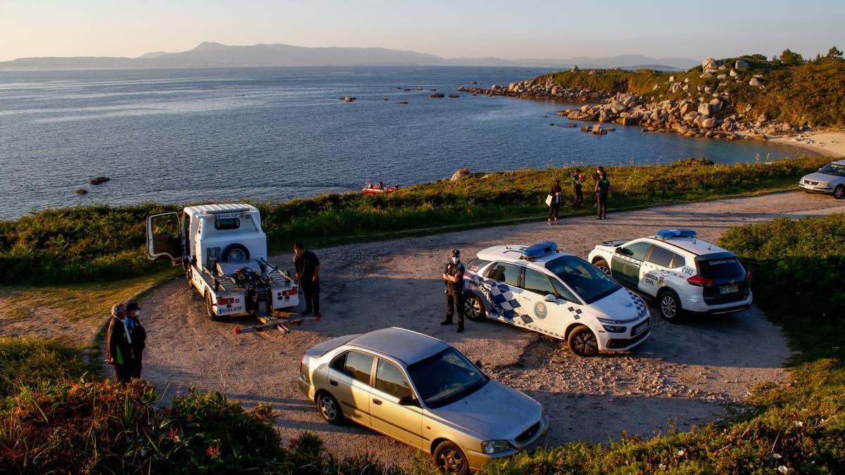 En primer término, el vehículo del buceador, cuando fue localizado en la playa de O Carreiro