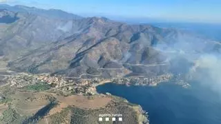 Els Bombers lluiten per evitar que el foc de Portbou arribi a Llançà i que ja ha cremat més de 430 hectàrees