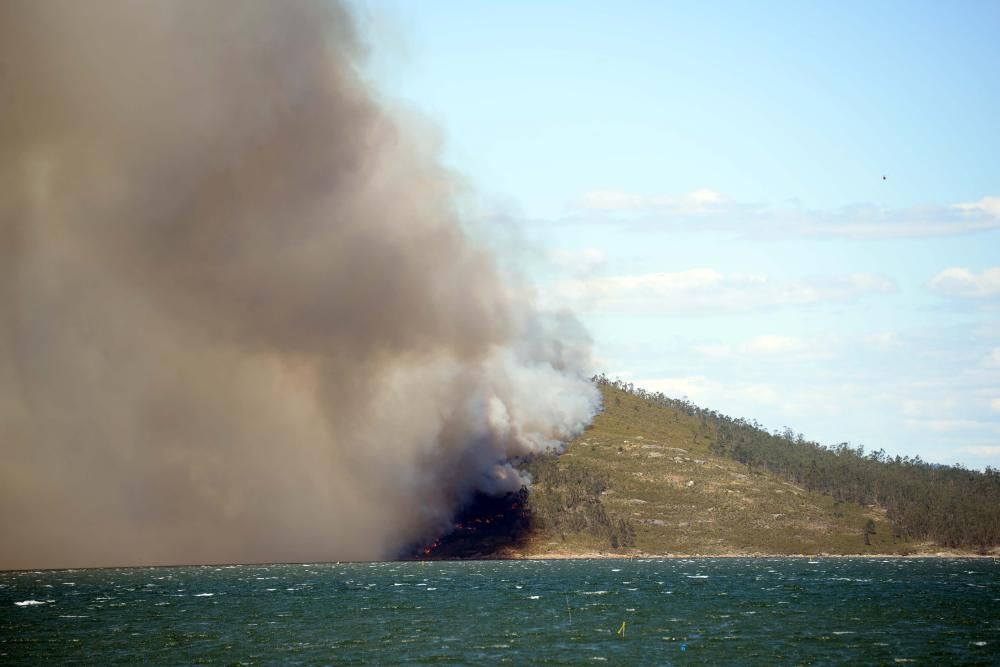 Lucha contra el fuego en Arousa