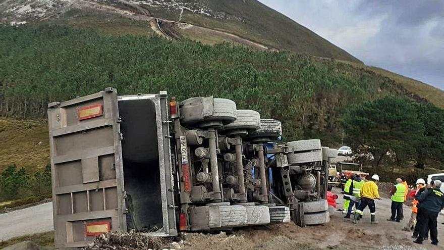 El camión accidentado, volcado ayer en Tineo.