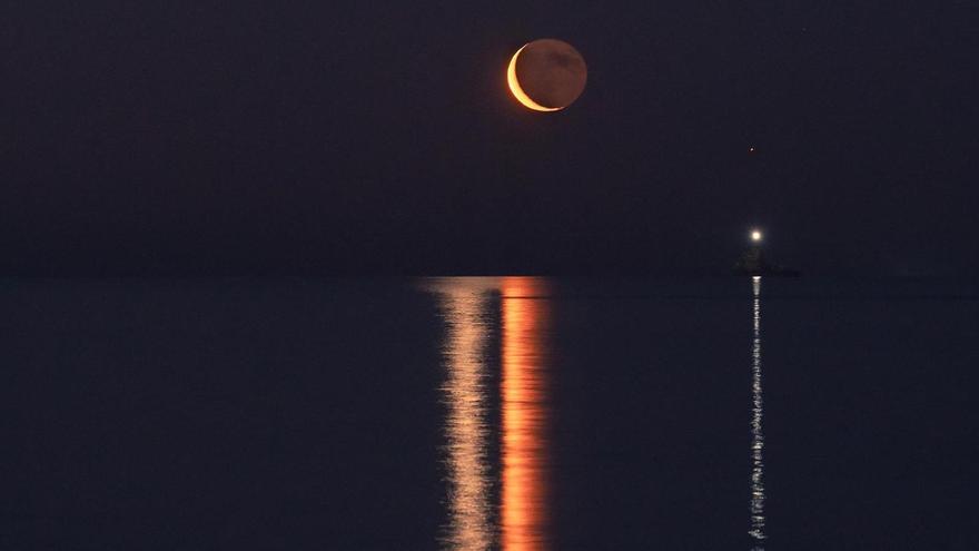 La Luna, con Venus arriba (en la imagen completa que aparece dentro de la noticia) y Saturno abajo.