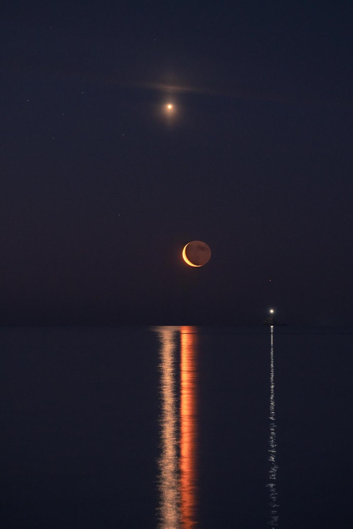La Luna, con Venus arriba y Saturno abajo.
