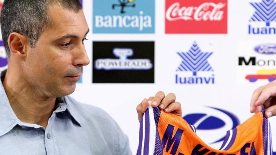 El técnico canario Manuel Hussein Viera sostiene una camiseta de su nuevo equipo el Power Electronics Valencia, durante su presentación hoy como nuevo entrenador del equipo valenciano para las dos próximas temporadas.