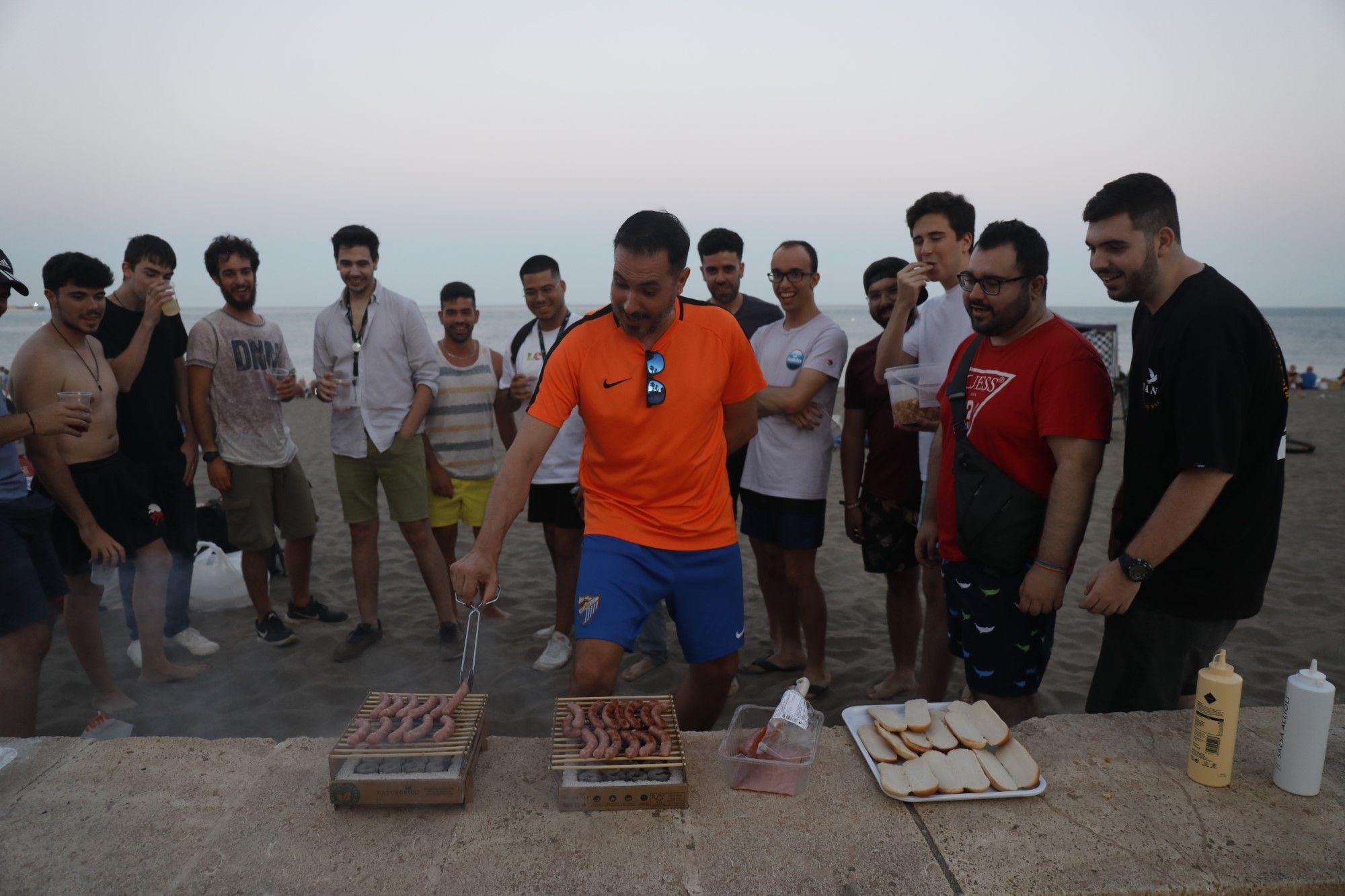 Málaga recupera la magia de los dos últimos años en las playas por San Juan