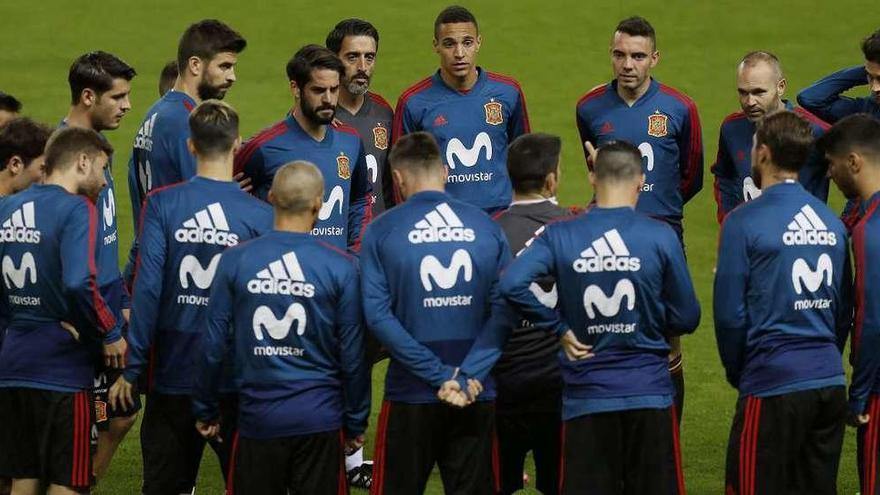 Los jugadores de la selección, durante el entrenamiento de ayer. // Efe