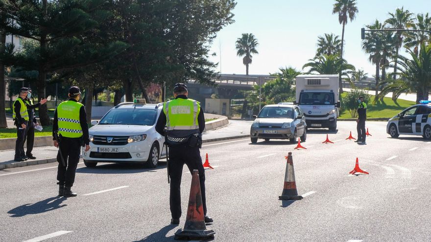 Agentes de la Policía Local de Cádiz en un control de entrada y salida de la ciudad.