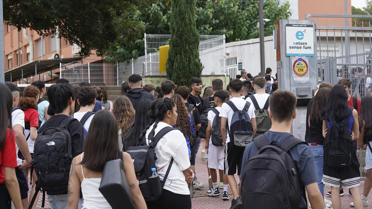 Estudiants entrant a un institut de Girona en una imatge d’arxiu.