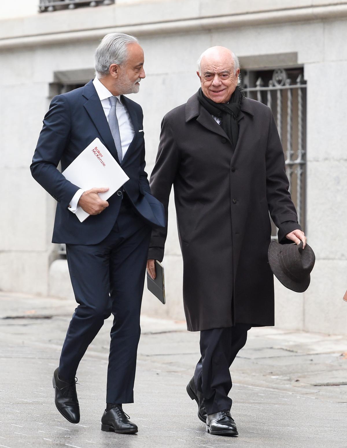 El expresidente del BBVA Francisco Gonzálezy su abogado, Jesús Santos llegan a la sede de la Audiencia Nacional este jueves.