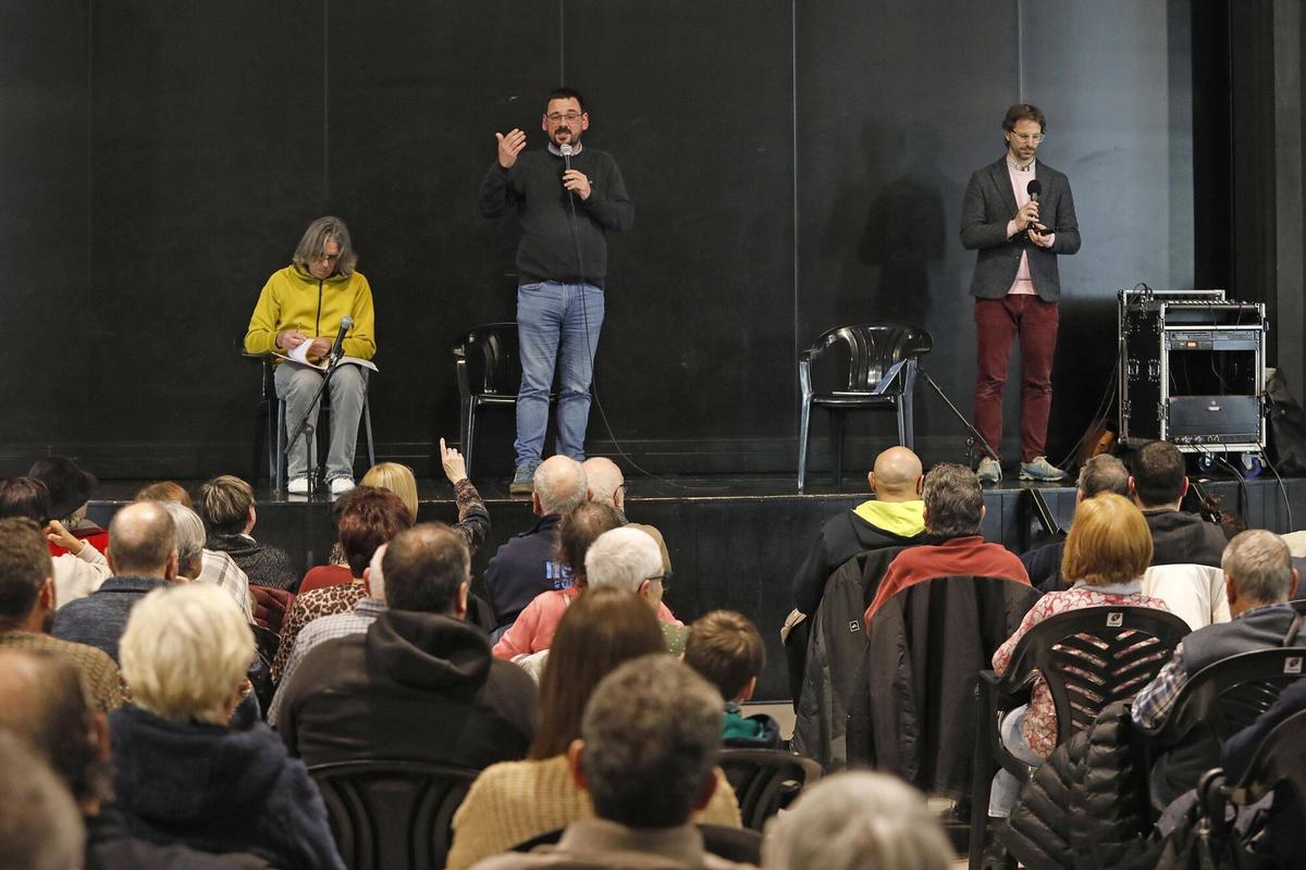 Girona. Teatre Centre Civic Sant Narcis. Reunio oberta de veins i ajuntament per parlar de seguretat. Lluc Salellas. Isaac Sanchez. Sergi Font.