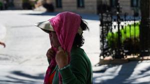 27/05/2026 Turistas se protegen del calor por las calles de Sevilla. A 27 de mayo de 2026 en Sevilla, Andalucía (España).Un potente anticiclón africano ha disparado las temperaturas en Sevilla, donde se esperan máximas de 37 °C entre miércoles y jueves, alcanzando los 40 °C el fin de semana y principios de junio. Las mínimas no bajarán de 18-22 °C, lo que provocará noches tropicales y un ambiente muy seco y bochornoso, con posible llegada de calima. SOCIEDAD María José López - Europa Press