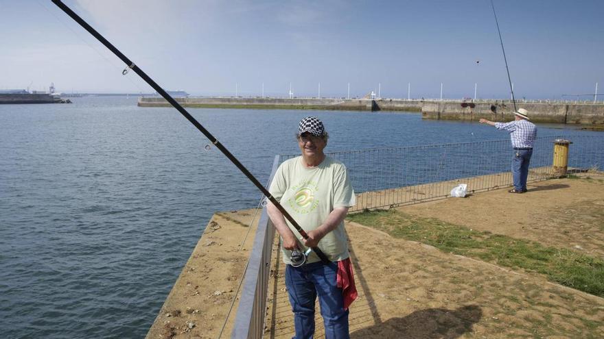El ambiente veraniego en el paseo gijonés de Naval Azul, en imágenes