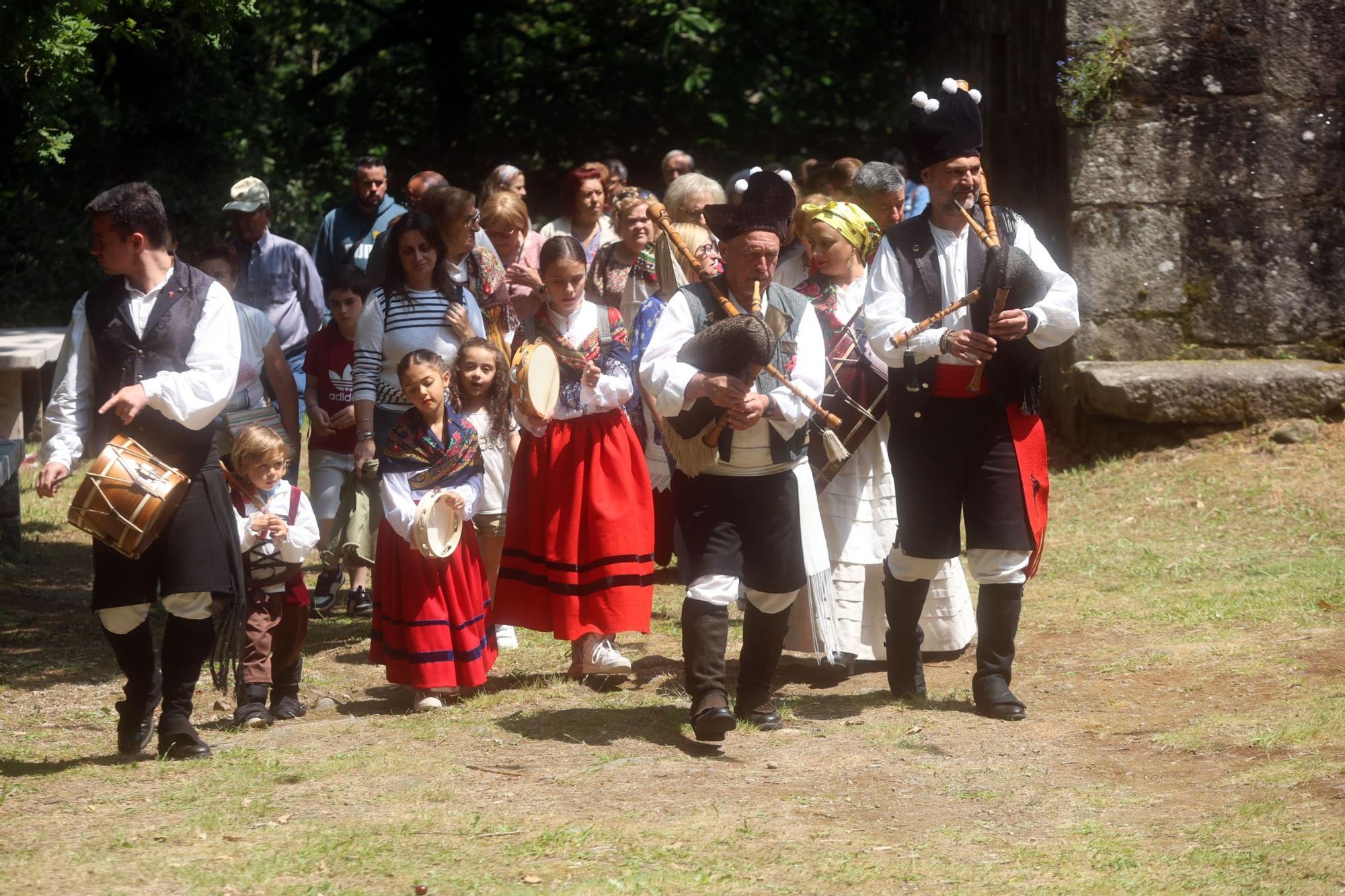 Así se vive la tradicional romería de San Cibrán en Catoira.