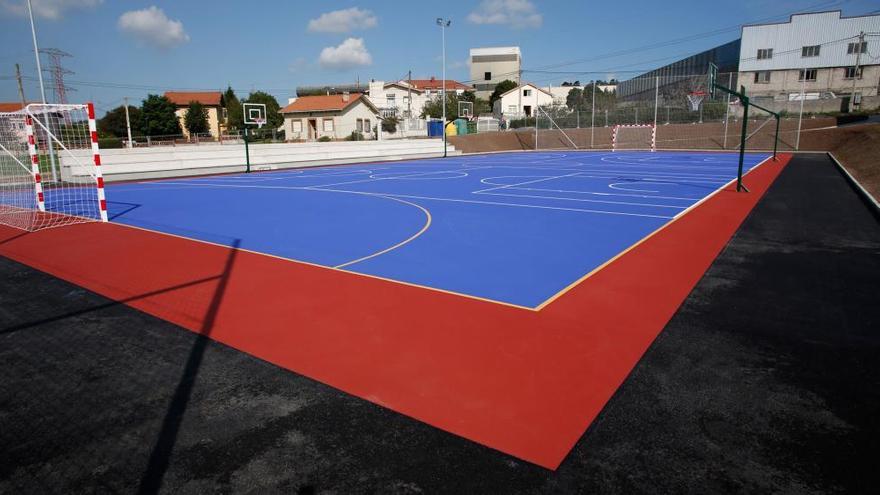 El gobierno salda una deuda histórica con los vecinos de Trasona con la apertura de la cancha polideportiva de El Pedrero