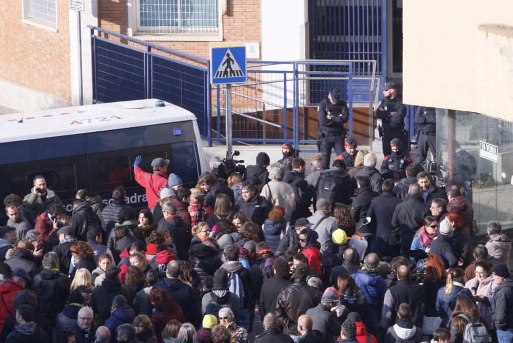 Concentració de protesta per les detencions dels alcaldes de Verges i Celrà