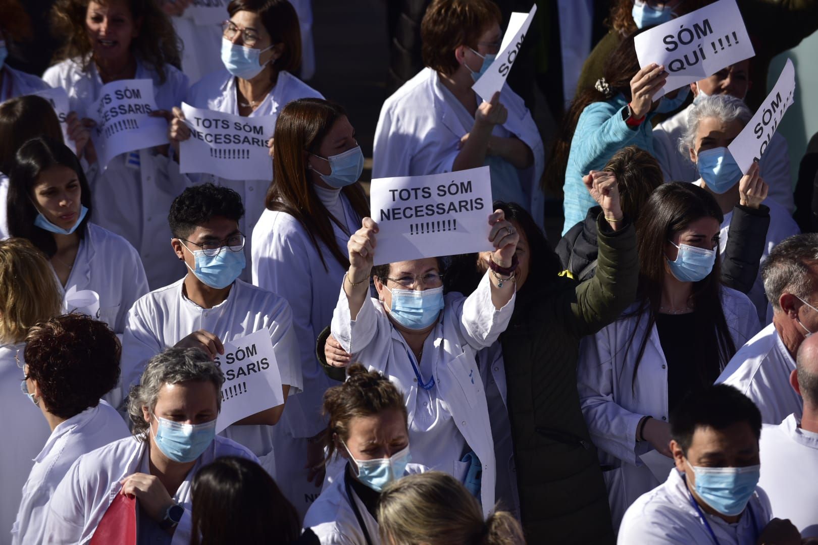 La concentració de sanitaris a l'hospital Sant Joan de Déu de Manresa, en imatges