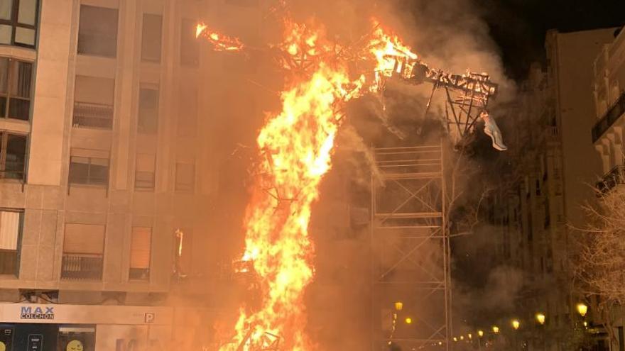 La estructura ardiendo.