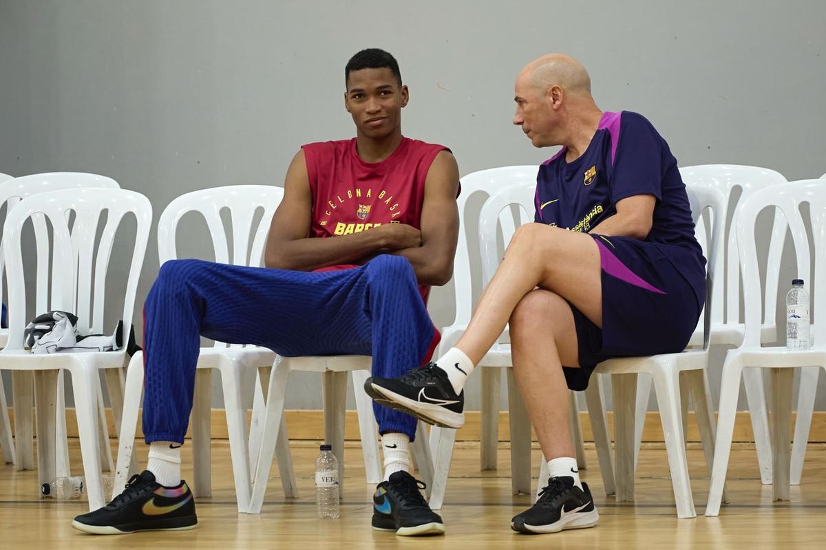 Peñarroya, charlando con Dabone en el entrenamiento matinal en Encamp