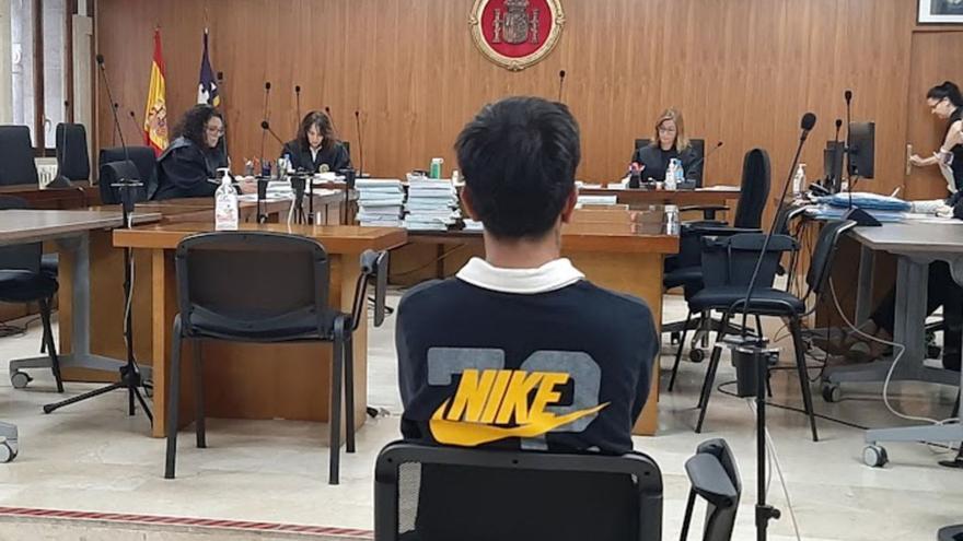 El joven condenado, durante el juicio celebrado en la Audiencia Provincial de Palma. | L.M.